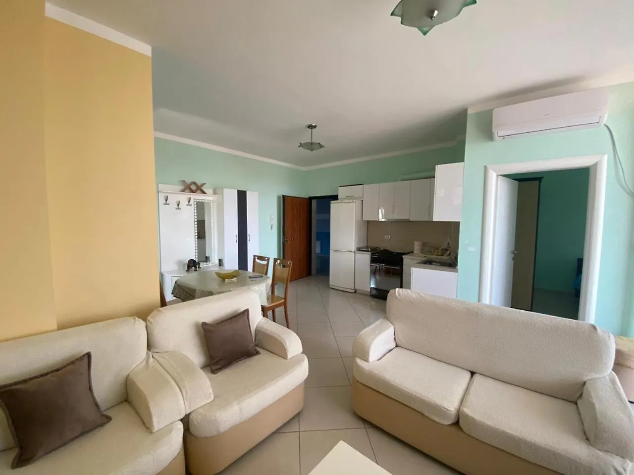 Durres Albaniaアパートメント アパート